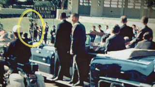 Illustration for article titled Why Conspiracy Theorists Are So Obsessed With JFK's "Umbrella Man"